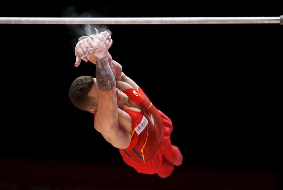 26 ottobre - Lo spagnolo Nestor Abad scivola dalla sbarra durante la qualificazione per i Campionati mondiali di ginnastica disputati a Glasgow, Scozia (Reuters)